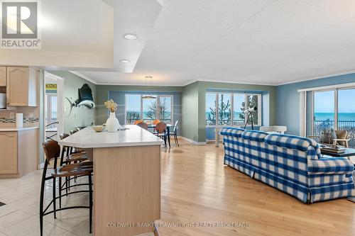 101 - 9 Pine Street, Lambton Shores (Grand Bend), ON - Indoor Photo Showing Kitchen