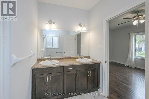 966 Moy Crescent, London, ON - Indoor Photo Showing Bathroom