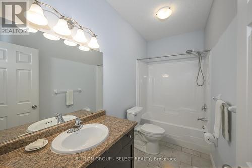 966 Moy Crescent, London, ON - Indoor Photo Showing Bathroom