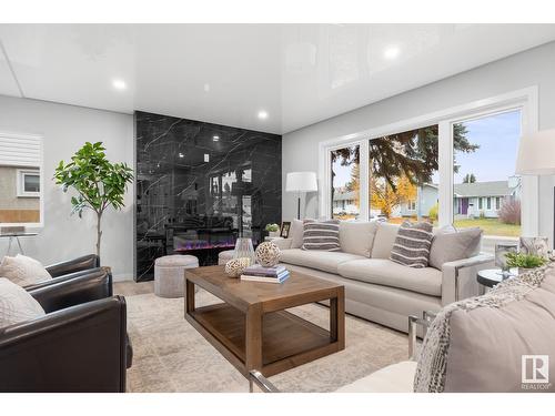 10713 St Gabriel School Rd Nw, Edmonton, AB - Indoor Photo Showing Living Room