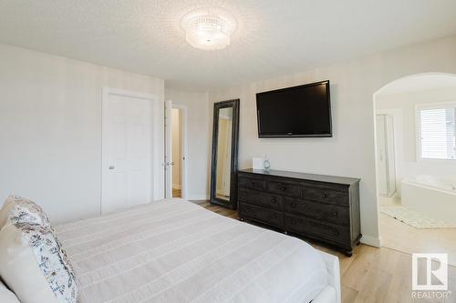 420 84 St Sw, Edmonton, AB - Indoor Photo Showing Bedroom