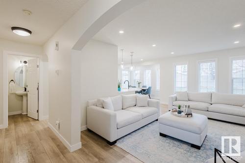 420 84 St Sw, Edmonton, AB - Indoor Photo Showing Living Room