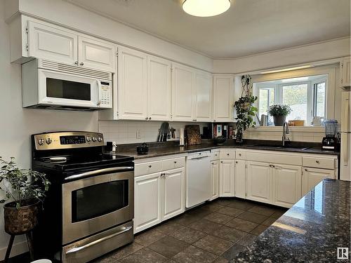 9535 148 St Nw, Edmonton, AB - Indoor Photo Showing Kitchen