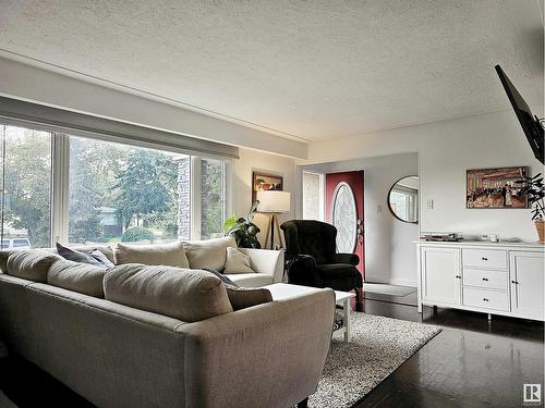 9535 148 St Nw, Edmonton, AB - Indoor Photo Showing Living Room