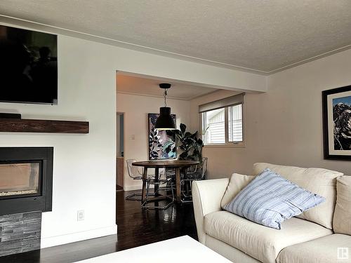 9535 148 St Nw, Edmonton, AB - Indoor Photo Showing Living Room