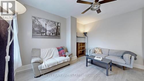 69 D'Arcy Street, Toronto, ON - Indoor Photo Showing Living Room