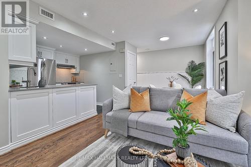 15 - 83 Lillian Street, Toronto, ON - Indoor Photo Showing Living Room