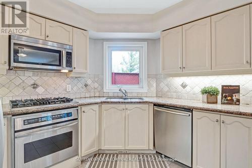 88 Klamath Court, Vaughan, ON - Indoor Photo Showing Kitchen With Stainless Steel Kitchen With Double Sink With Upgraded Kitchen