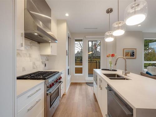 211-1201 Fort St, Victoria, BC - Indoor Photo Showing Kitchen With Double Sink With Upgraded Kitchen