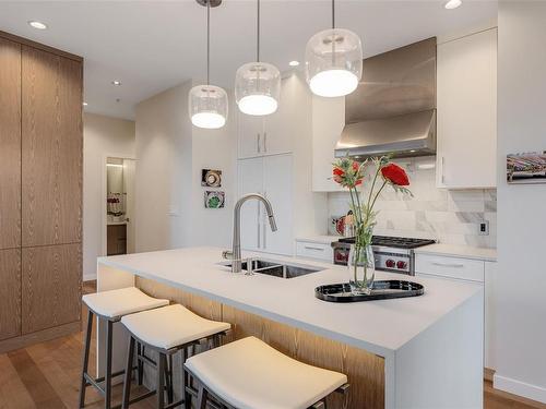 211-1201 Fort St, Victoria, BC - Indoor Photo Showing Kitchen With Double Sink With Upgraded Kitchen