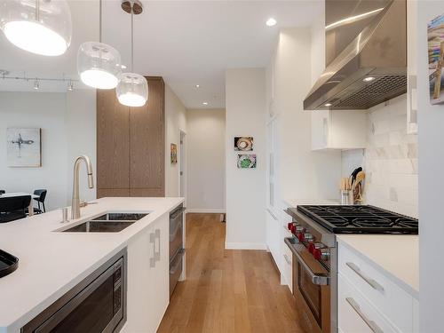 211-1201 Fort St, Victoria, BC - Indoor Photo Showing Kitchen With Double Sink With Upgraded Kitchen