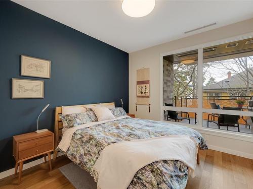 211-1201 Fort St, Victoria, BC - Indoor Photo Showing Bedroom