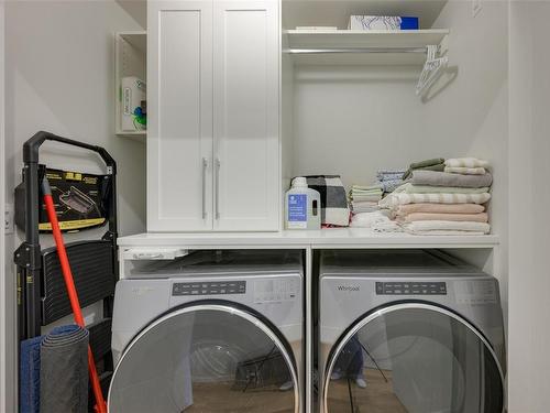 211-1201 Fort St, Victoria, BC - Indoor Photo Showing Laundry Room