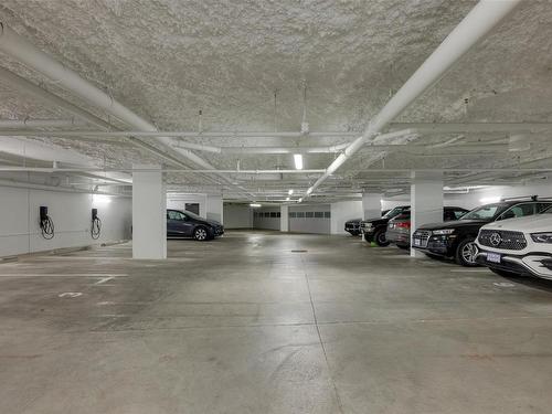 211-1201 Fort St, Victoria, BC - Indoor Photo Showing Garage