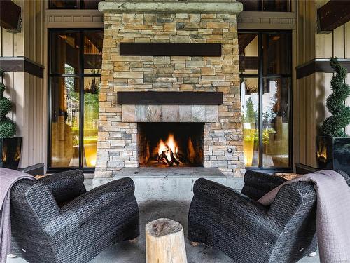 106-1175 Resort Dr, Parksville, BC - Indoor Photo Showing Living Room With Fireplace