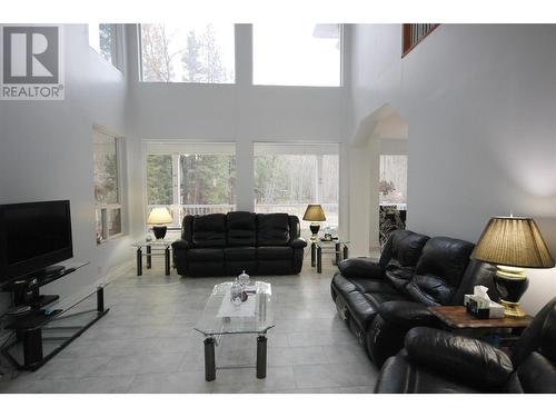 555 San Ang Way, Princeton, BC - Indoor Photo Showing Living Room