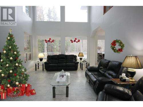 555 San Ang Way, Princeton, BC - Indoor Photo Showing Living Room