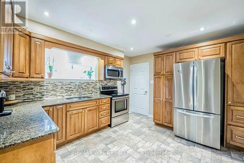 33 Herkley Drive, Brampton, ON - Indoor Photo Showing Kitchen With Stainless Steel Kitchen