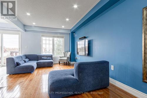 3404 Angel Pass Drive, Mississauga, ON - Indoor Photo Showing Living Room