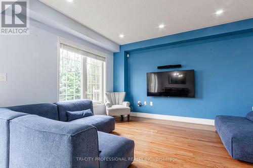 3404 Angel Pass Drive, Mississauga, ON - Indoor Photo Showing Living Room