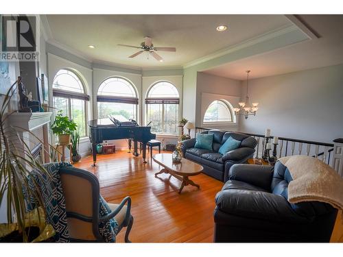 334 Moubray Road, Kelowna, BC - Indoor Photo Showing Living Room