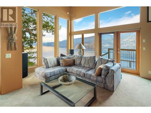 1238 Kyndree Court, Kelowna, BC - Indoor Photo Showing Living Room