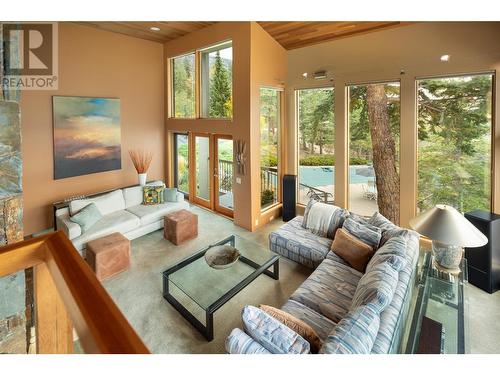 1238 Kyndree Court, Kelowna, BC - Indoor Photo Showing Living Room