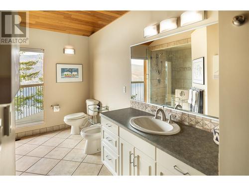 1238 Kyndree Court, Kelowna, BC - Indoor Photo Showing Bathroom