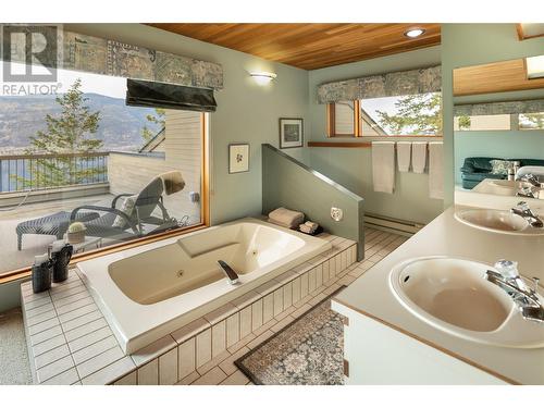 1238 Kyndree Court, Kelowna, BC - Indoor Photo Showing Bathroom