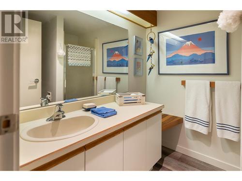 1238 Kyndree Court, Kelowna, BC - Indoor Photo Showing Bathroom