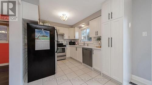 12 Willowcrest Court, Brampton, ON - Indoor Photo Showing Kitchen