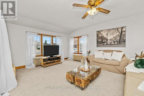 611 John Street, Haldimand, ON - Indoor Photo Showing Living Room