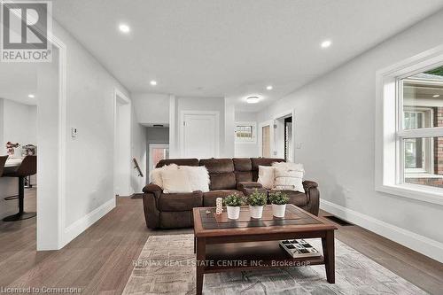 495-497 Mary Street, Woodstock, ON - Indoor Photo Showing Living Room