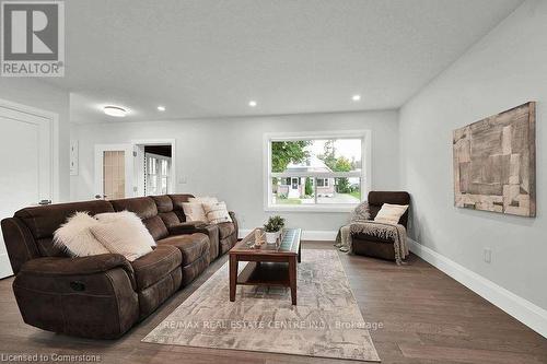 495-497 Mary Street, Woodstock, ON - Indoor Photo Showing Living Room