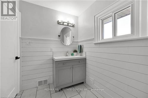 495-497 Mary Street, Woodstock, ON - Indoor Photo Showing Bathroom