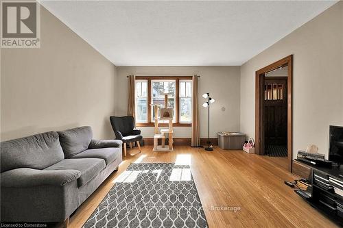 495-497 Mary Street, Woodstock, ON - Indoor Photo Showing Living Room