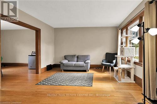 495-497 Mary Street, Woodstock, ON - Indoor Photo Showing Living Room