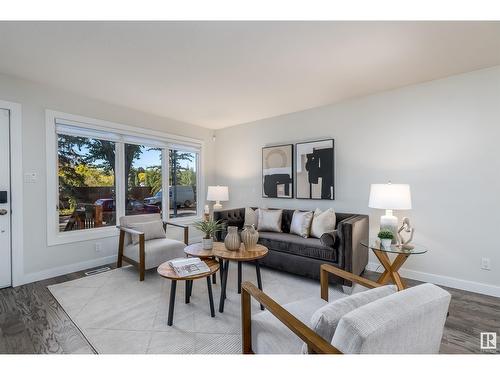 10213 75 St Nw, Edmonton, AB - Indoor Photo Showing Living Room