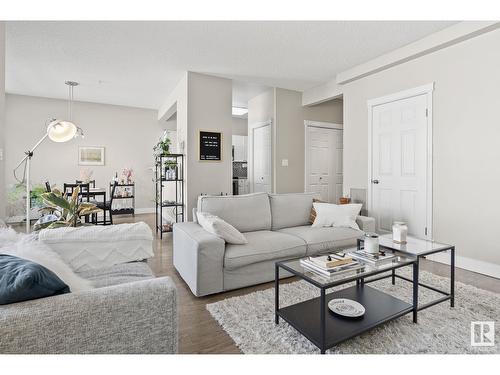 #203 8108 109 St Nw, Edmonton, AB - Indoor Photo Showing Living Room