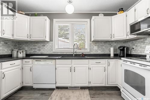 54 Henigman Place, Saskatoon, SK - Indoor Photo Showing Kitchen