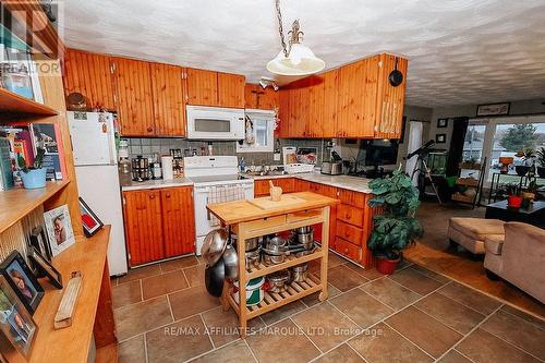 368 Dominion Street S, North Glengarry, ON - Indoor Photo Showing Kitchen