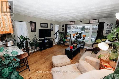 368 Dominion Street S, North Glengarry, ON - Indoor Photo Showing Living Room