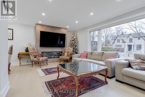 10 Urbandale Avenue, Toronto, ON - Indoor Photo Showing Living Room