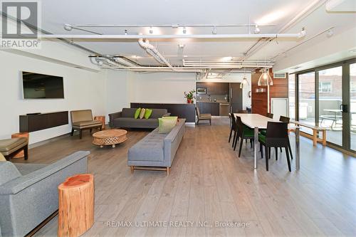 410 - 32 Camden Street, Toronto, ON - Indoor Photo Showing Living Room