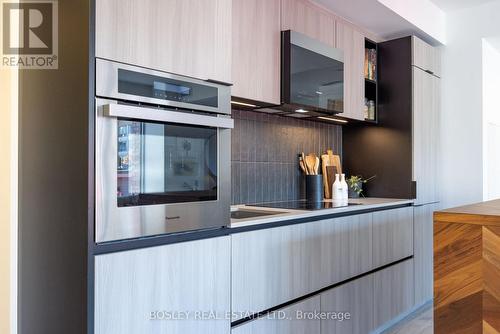 309 - 2 Augusta Avenue, Toronto, ON - Indoor Photo Showing Kitchen