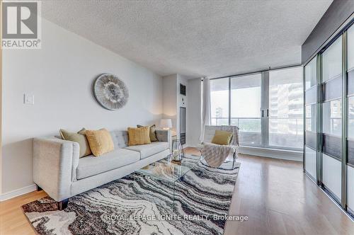 508 - 400 Mclevin Avenue, Toronto, ON - Indoor Photo Showing Living Room