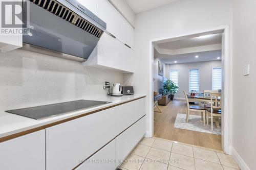 6 Harvest Court, Richmond Hill, ON - Indoor Photo Showing Kitchen