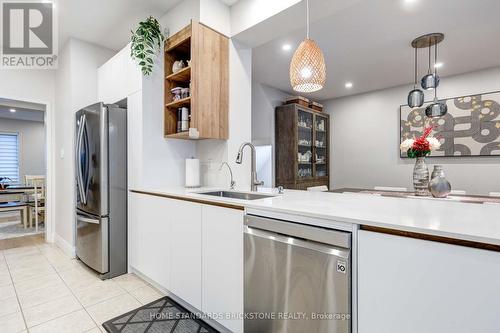 6 Harvest Court, Richmond Hill, ON - Indoor Photo Showing Kitchen