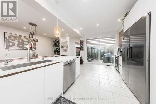 6 Harvest Court, Richmond Hill, ON - Indoor Photo Showing Kitchen