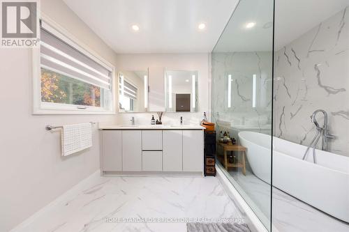 6 Harvest Court, Richmond Hill, ON - Indoor Photo Showing Bathroom